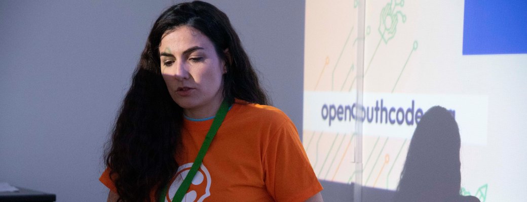 Laura Lacarra dando una ponencia en el evento OpenSouthCode