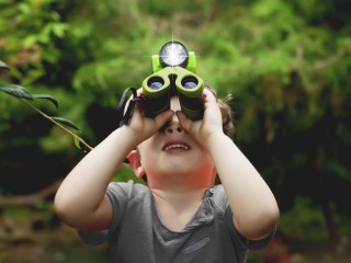 Niño con prismáticos