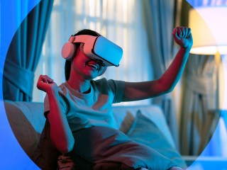 Persona usando unas gafas de VR para entrar en el metaverso