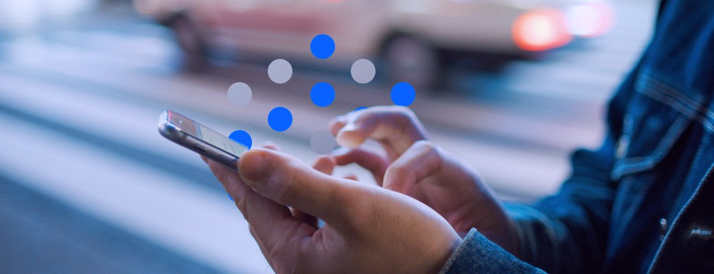 mujer utilizando Smart WiFi de Movistar en su telefóno móvil