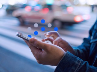 mujer utilizando Smart WiFi de Movistar en su telefóno móvil