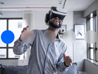 Un hombre con gafas de realizad virtual puestas
