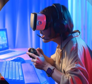 Persona jugando en el Metaverso con gafas de realidad virtual