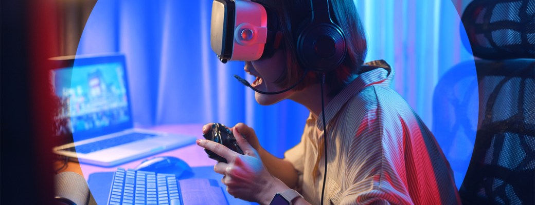 Persona jugando en el Metaverso con gafas de realidad virtual