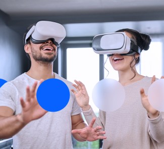 Un chico y una chica con gafas de realidad virtual conectados a las nuevas redes de telecomunicaciones.