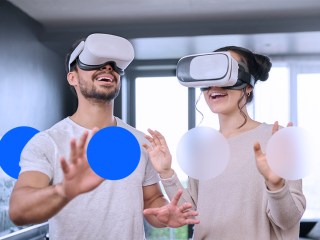 Un chico y una chica con gafas de realidad virtual conectados a las nuevas redes de telecomunicaciones.
