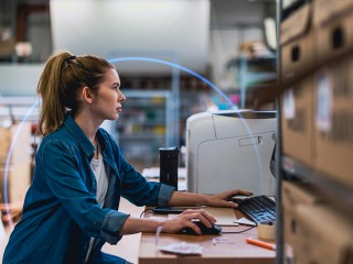 mujer encargada de gestionar su ecommerce