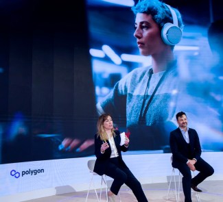 dos personas exponiendo en evento de tecnología