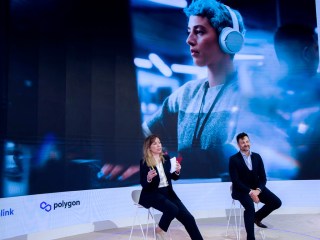 dos personas exponiendo en evento de tecnología