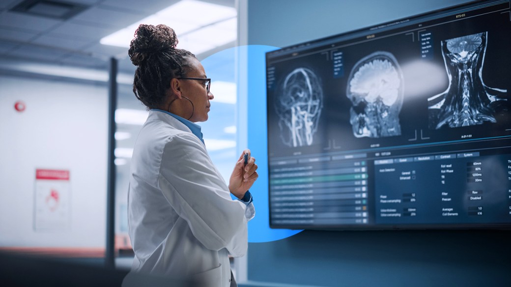 Médico analizando el comportamiento del cerebro