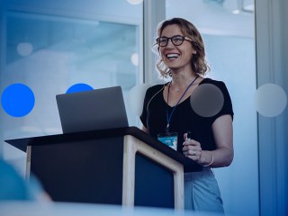 mujer dando una exposición en un evento