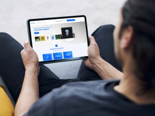 Persona mirando una tablet