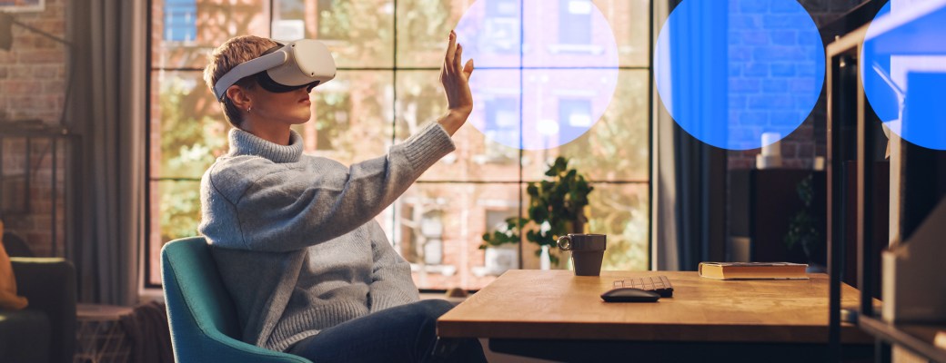 Mujer con gafas de realidad virtual
