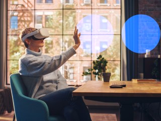 Mujer con gafas de realidad virtual