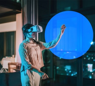 Chica con gafas de realidad virtual