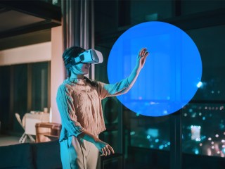 Chica con gafas de realidad virtual