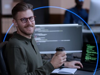 desarrollador en su ordenador con códigos de programación