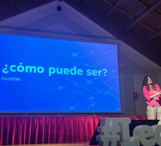 Laura Lacarra dando una charla en el LechazoConf2024