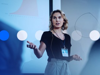 Mujer dando una conferencia
