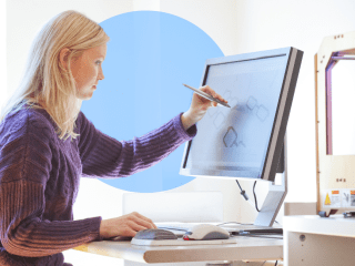 mujer diseñando