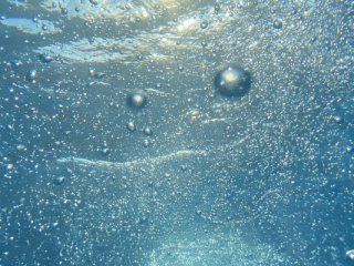 material para limpiar agua contaminada