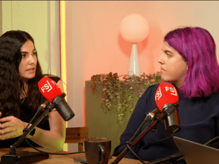 Laura Lacarra dando un podcast